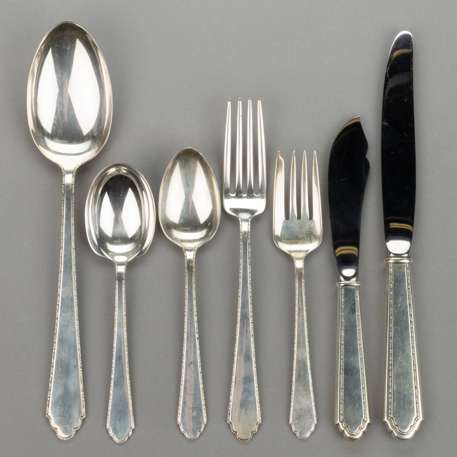 LUNT "WILLIAM AND MARY" STERLING SILVER 23-PIECE FLATWARE SET (1 of 3)