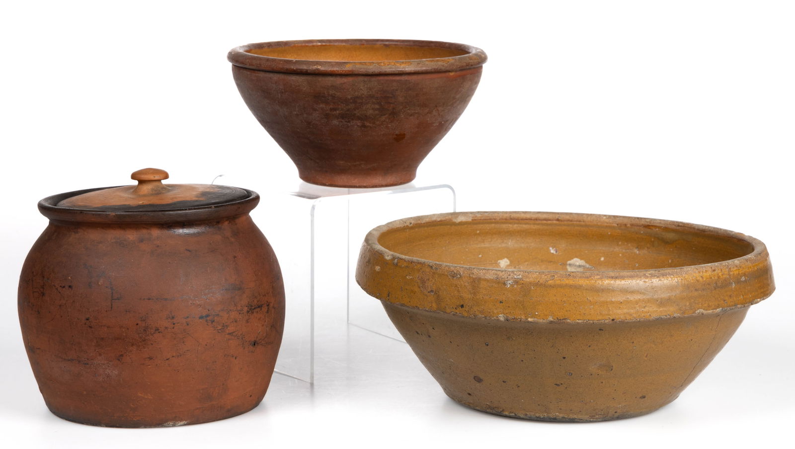 AMERICAN AND OTHER EARTHENWARE / REDWARE KITCHEN ARTICLES, LOT OF THREE: AMERICAN AND OTHER EARTHENWARE / REDWARE KITCHEN ARTICLES, LOT OF THREE, comprising a covered jar/bean pot with lead-glazed interior and two bowls including one with lead-glazed interior and one havin