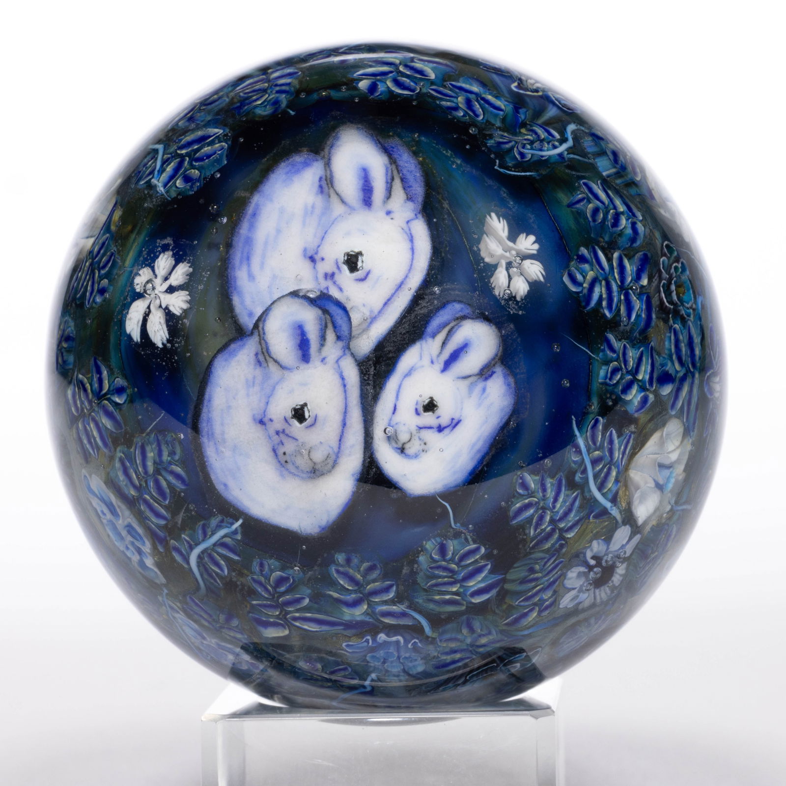 DARIA GRIGOREVA (ISRAELI, B. 1988) SNOWSHOE HARES IN A WINTER BURROW MURRINE AND LAMPWORK STUDIO ART (1 of 3)