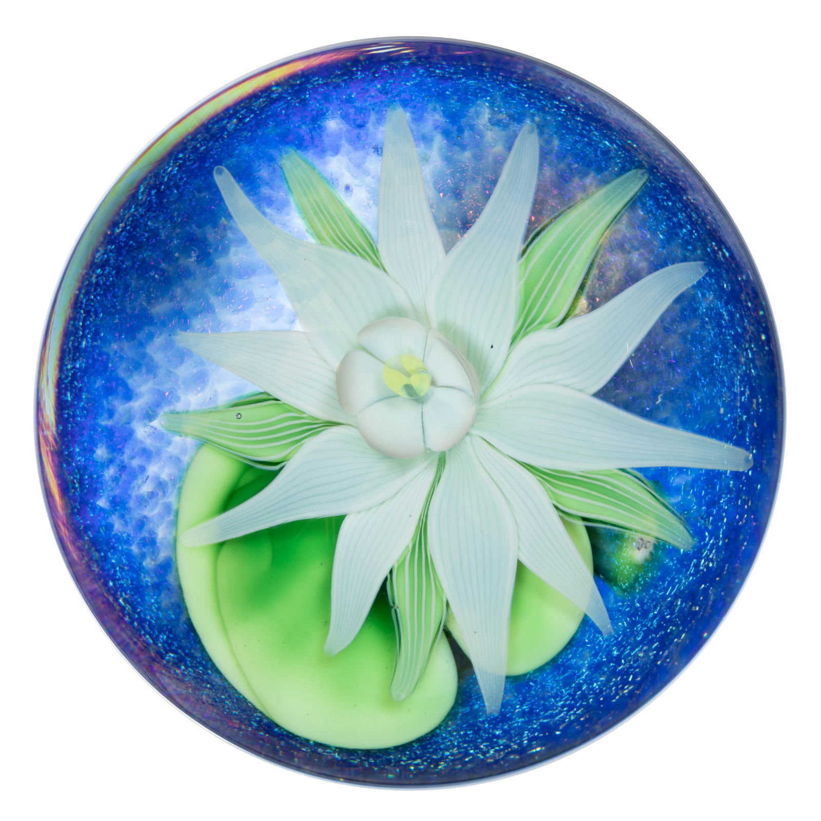 BRUCE SILLARS (AMERICAN, B. 1951) WATER LILY LAMPWORK STUDIO ART GLASS PAPERWEIGHT: BRUCE SILLARS (AMERICAN, B. 1951) WATER LILY LAMPWORK STUDIO ART GLASS PAPERWEIGHT, large white water lily with an upright center, five green leaves protruding from the underside, all resting on a lar