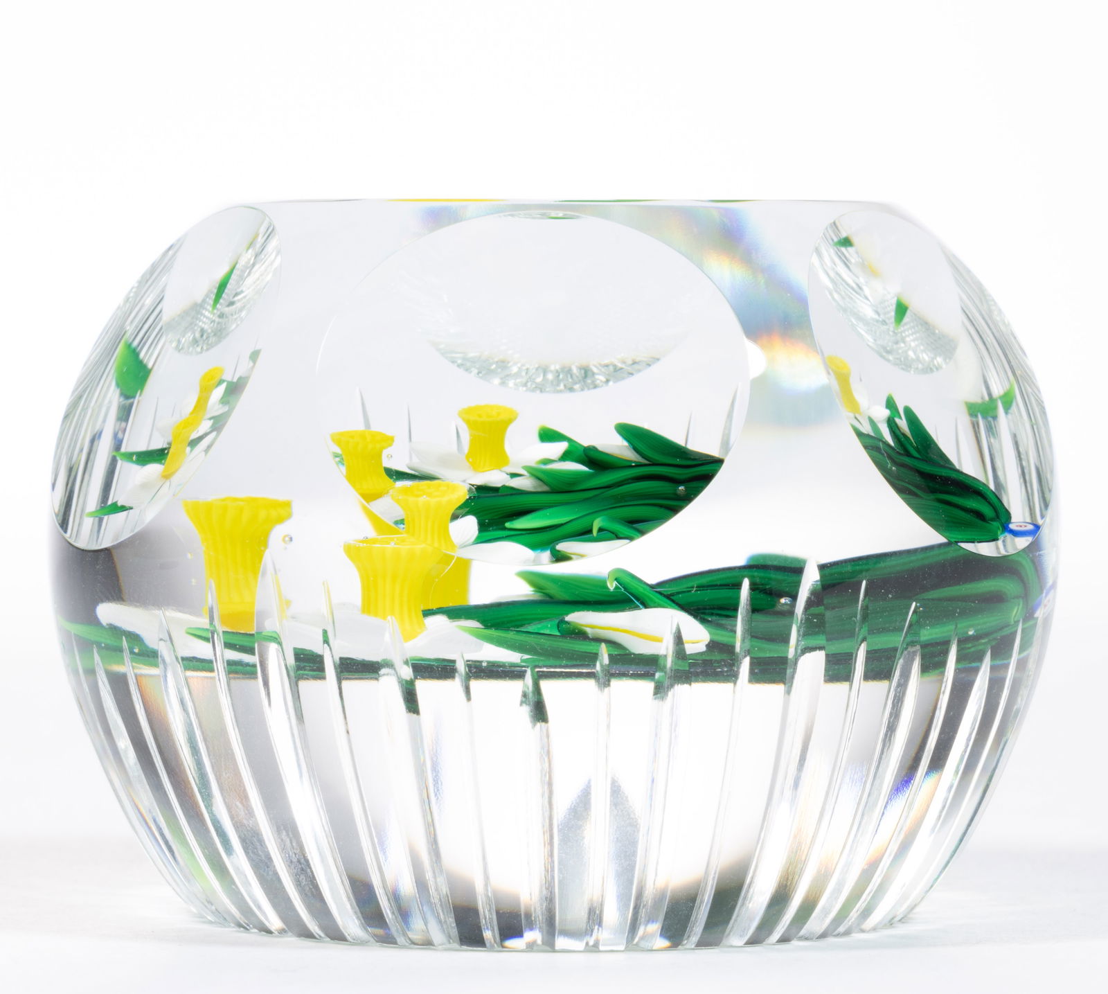 BOB BANFORD (AMERICAN, B. 1951) DAFFODILS LAMPWORK STUDIO ART GLASS PAPERWEIGHT: BOB BANFORD (AMERICAN, B. 1951) DAFFODILS LAMPWORK STUDIO ART GLASS PAPERWEIGHT, cut-faceted with prism cuts around the base, circular top window, three white Daffodil blossoms with yellow stamens, th