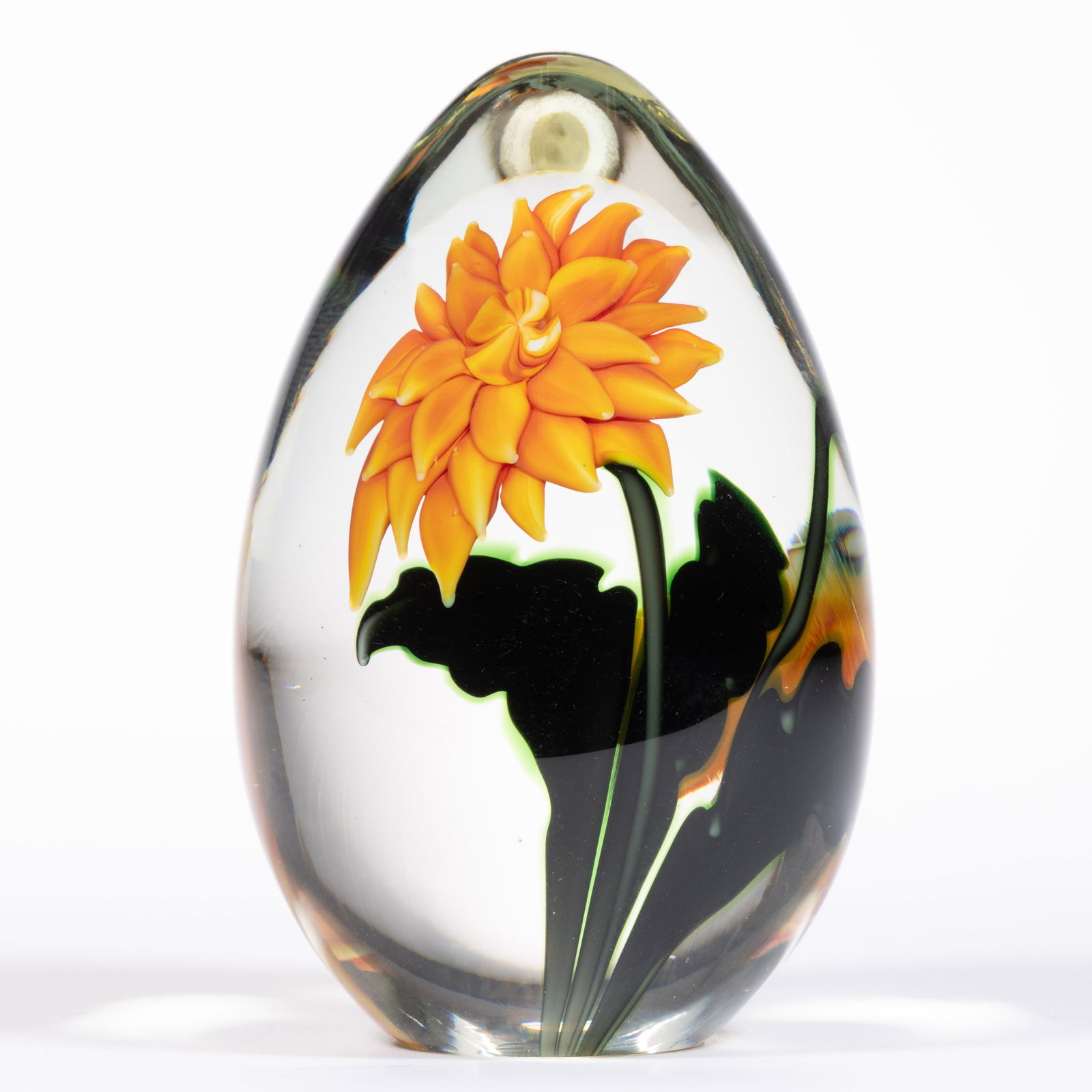BRUCE SILLARS (AMERICAN, B. 1951) AND SCOTT BEYERS (AMERICAN, XX/XXI) DAHLIA LAMPWORK STUDIO ART: BRUCE SILLARS (AMERICAN, B. 1951) AND SCOTT BEYERS (AMERICAN, XX/XXI) DAHLIA LAMPWORK STUDIO ART GLASS EGG FORM PAPERWEIGHT, single yellow and orange Dahlia raised on a green stem with a second bloom