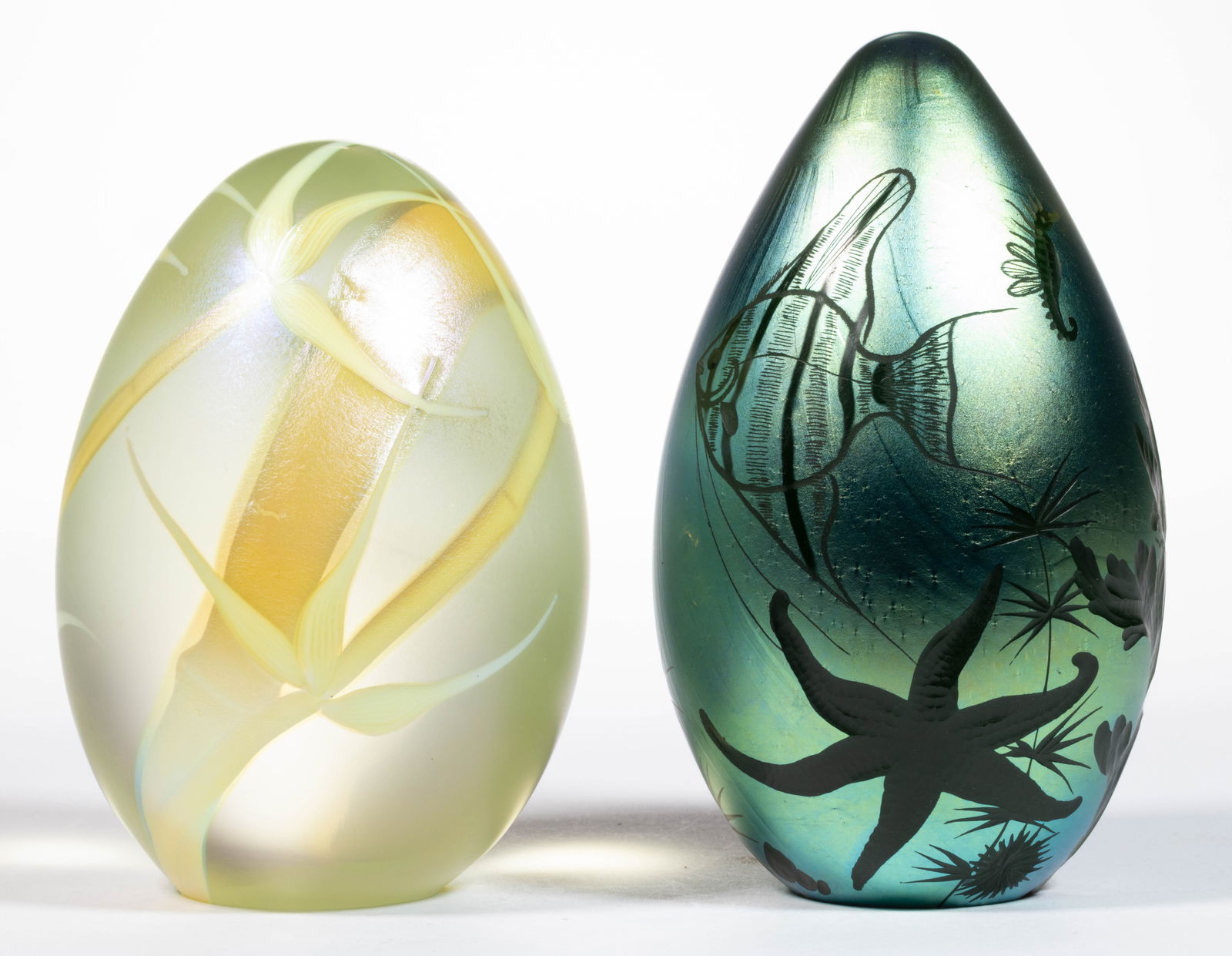 ORIENT AND FLUME IRIDESCENT ART GLASS EGG FORM PAPERWEIGHTS, LOT OF TWO (1 of 2)