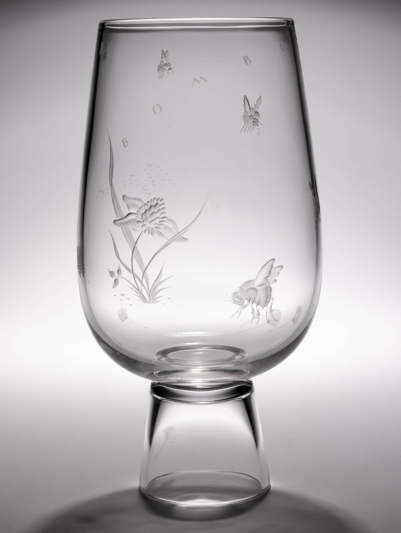 STEUBEN BOMBUS ENGRAVED CRYSTAL ART GLASS VASE (1 of 2)