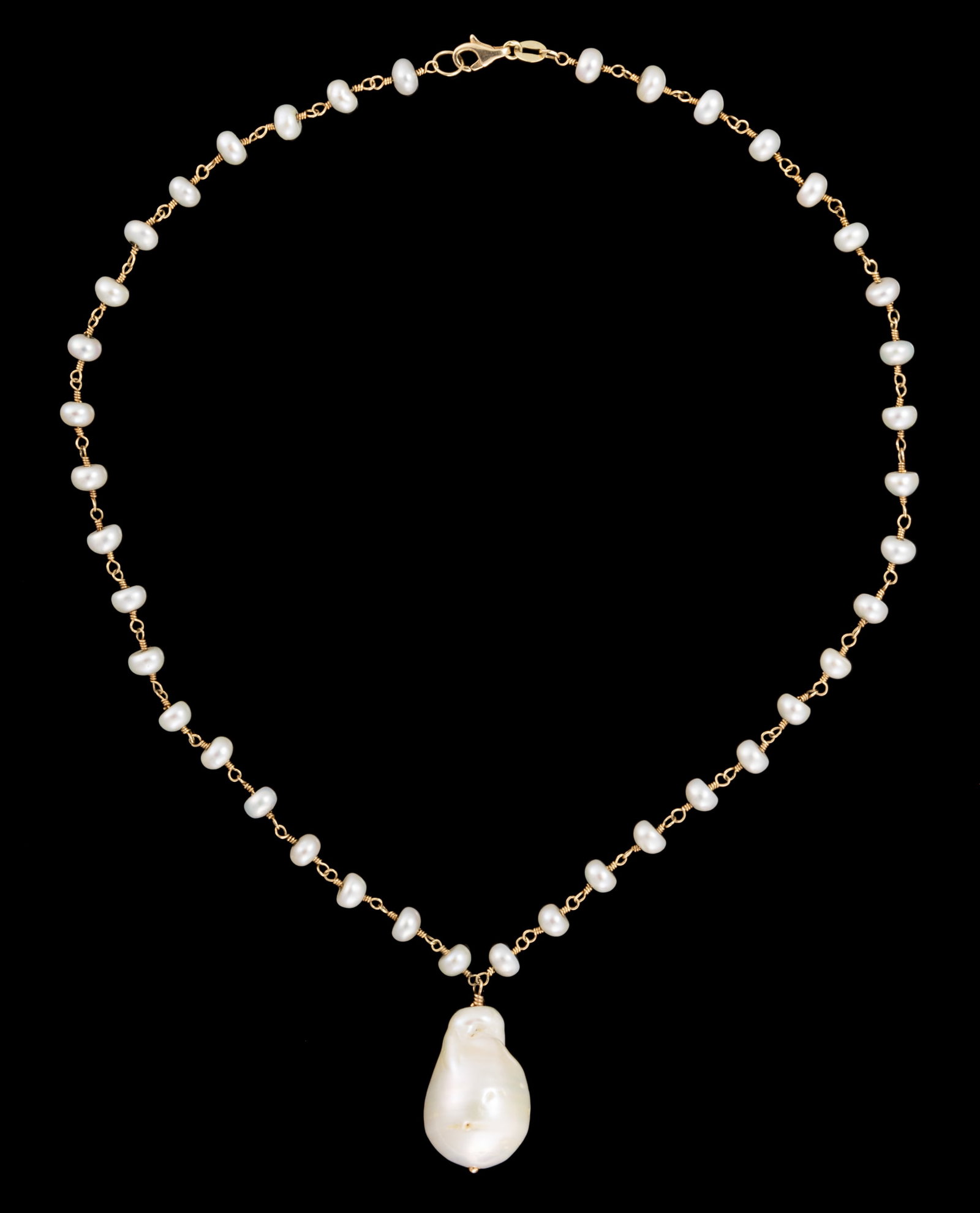 VINTAGE / CONTEMPORARY 14K YELLOW GOLD AND PEARL NECKLACE: VINTAGE / CONTEMPORARY 14K YELLOW GOLD AND PEARL NECKLACE, featuring a teardrop-form baroque pearl pendant measuring approximately 15.8 x 15.9 x 24 mm, presented on a 14K gold necklace with twist wire