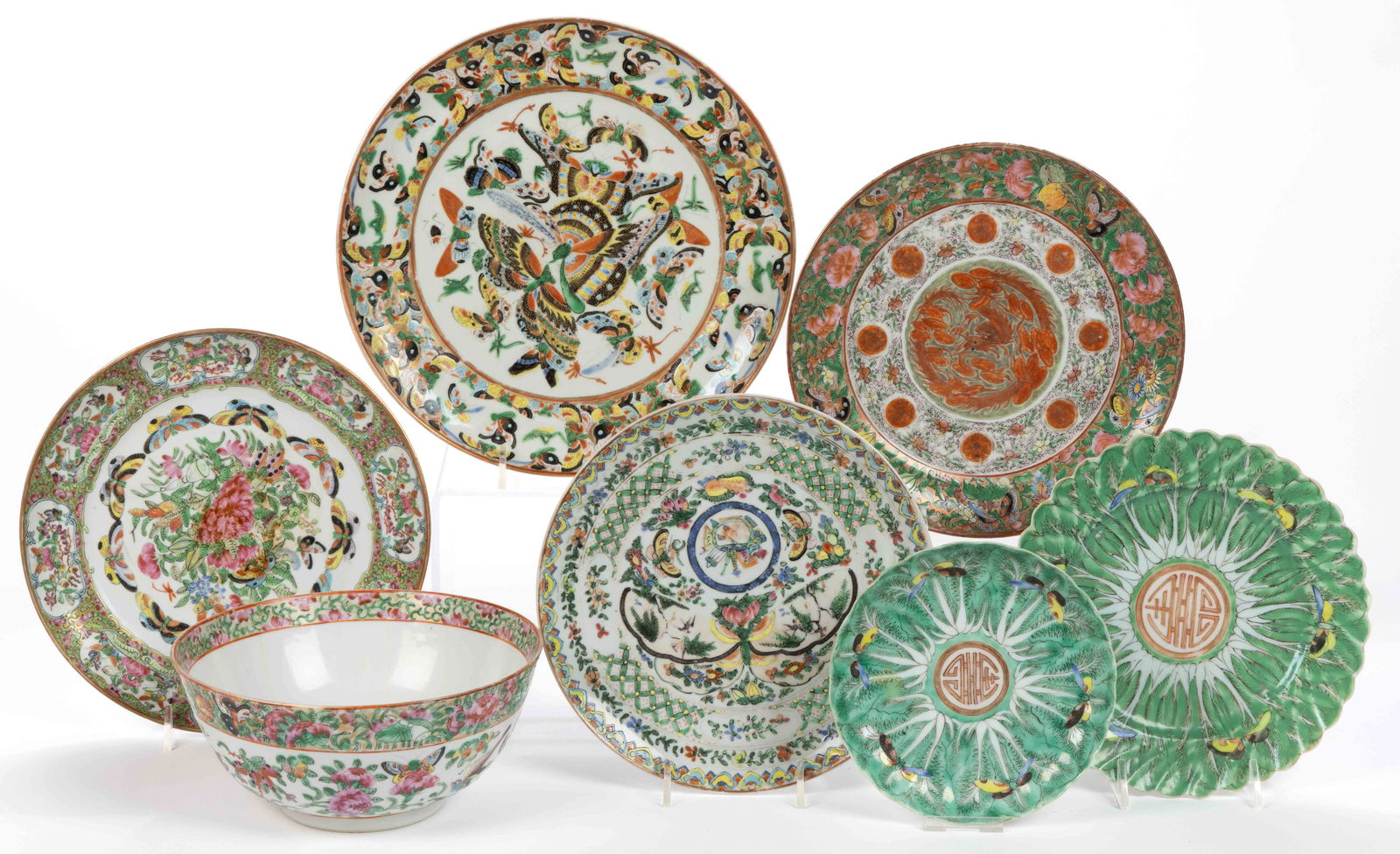 CHINESE EXPORT PORCELAIN BUTTERFLY MOTIF TABLE ARTICLES, LOT OF SEVEN (1 of 1)