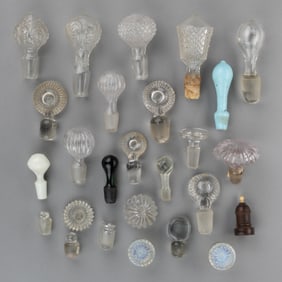 ASSORTED GLASS STOPPERS AND FURNITURE KNOBS, UNCOUNTED LOT