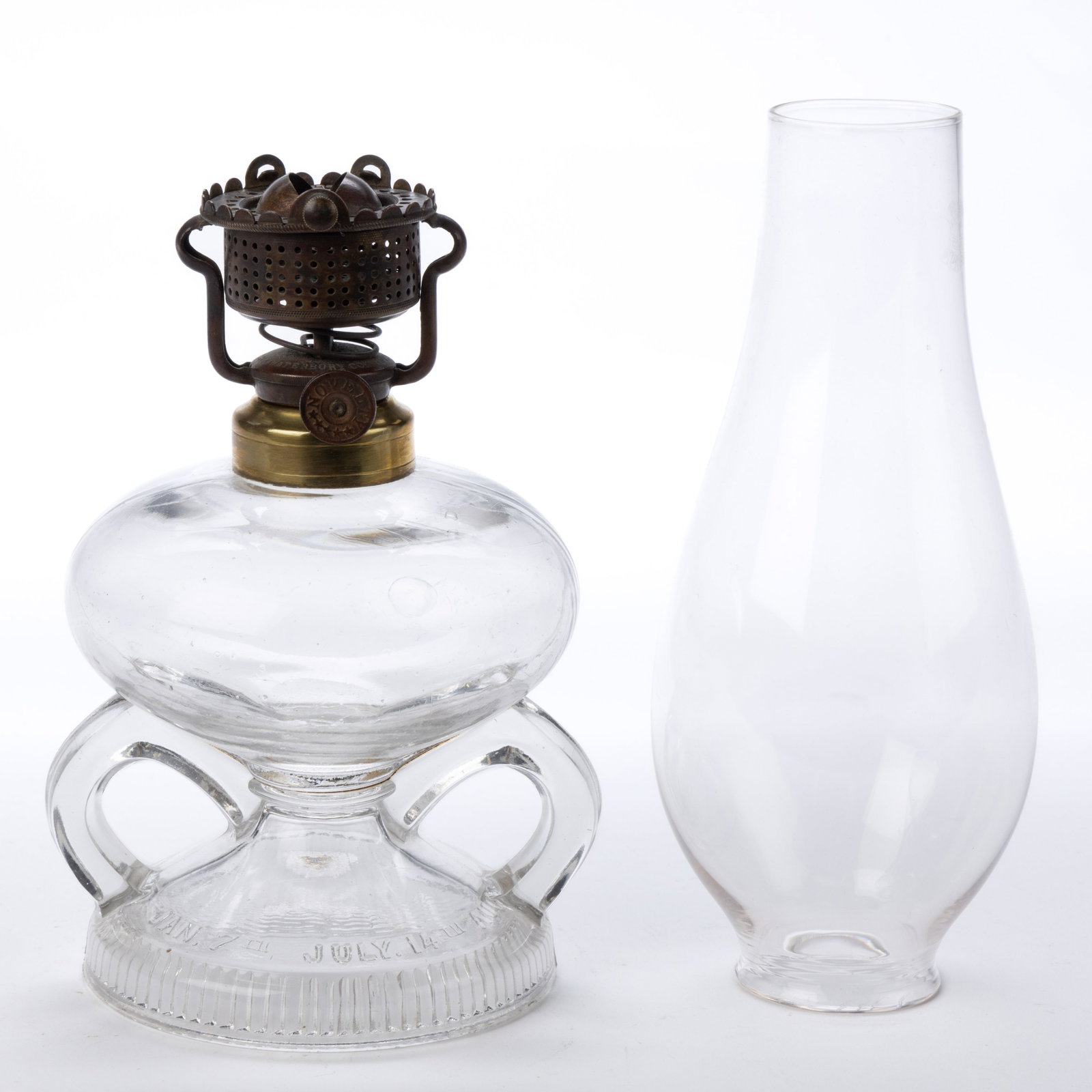 HOLMES, BOOTH & HAYDENS "NOVELTY" NO. 1 LIP BURNER AND CHIMNEY SETUP: HOLMES, BOOTH & HAYDENS "NOVELTY" NO. 1 LIP BURNER AND CHIMNEY SETUP, brass burner with spring-activated air-direct band release for trimming and igniting, thumbwheel marked "NOVELTY", colorless Dicke