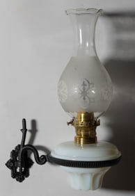 CAST-IRON BRACKET WITH FLUTED FONT KEROSENE BRACKET LAMP