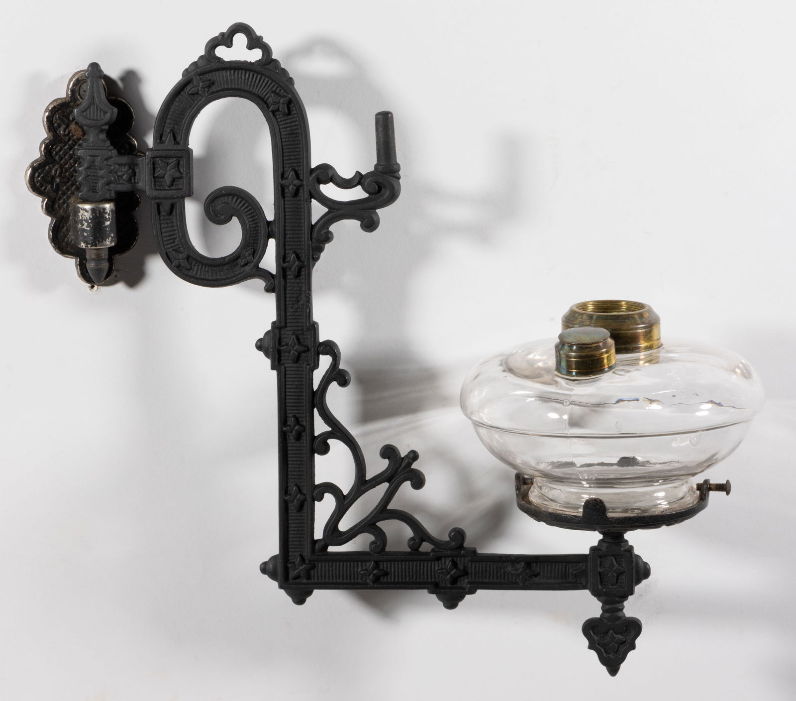 CAST-IRON J. C. IVES BRACKET WITH FONT KEROSENE BRACKET LAMP (1 of 1)