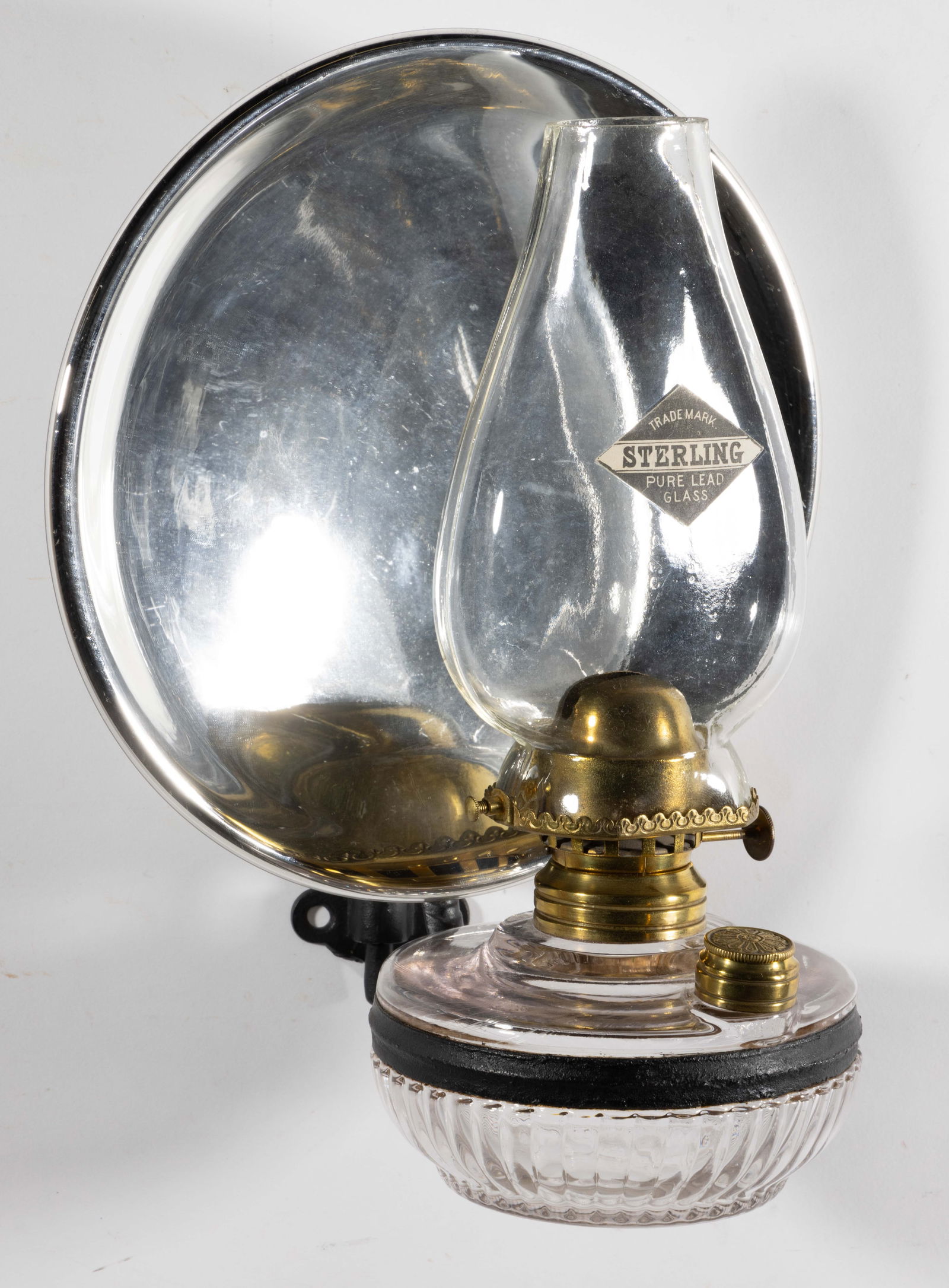 CAST-IRON BRACKET WITH RIPLEY RIBBED FONT KEROSENE BRACKET LAMP (1 of 1)