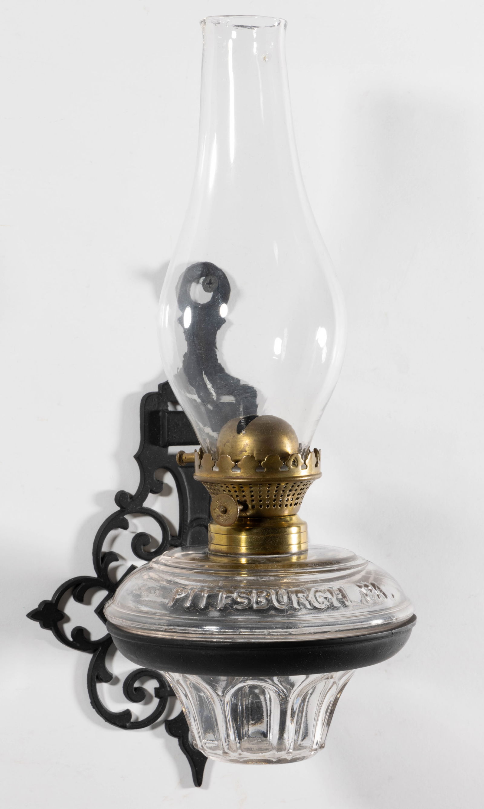 CAST-IRON TUCKER MFG. CO. BRACKET WITH J. P. SMITH, SON & CO. FONT KEROSENE BRACKET LAMP (1 of 3)