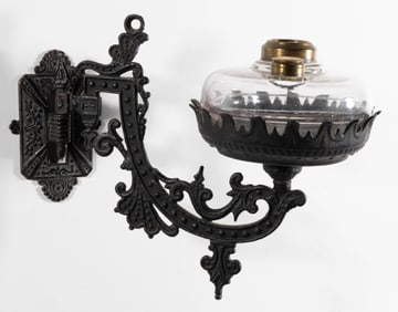 CAST-IRON TILT FEATURE BRACKET WITH FONT KEROSENE BRACKET LAMP