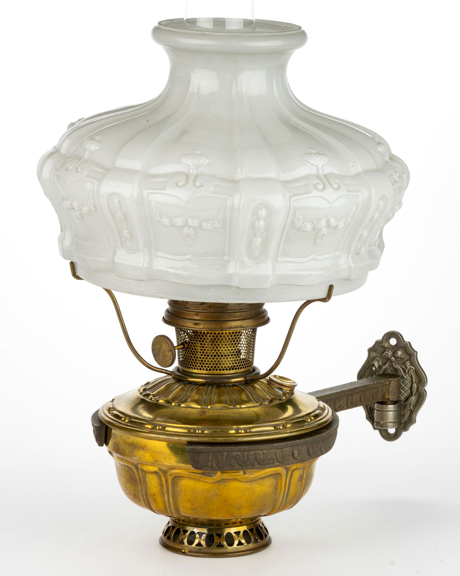 ALADDIN BRASS MODEL NO. 8 / 705 KEROSENE BRACKET LAMP (1 of 2)