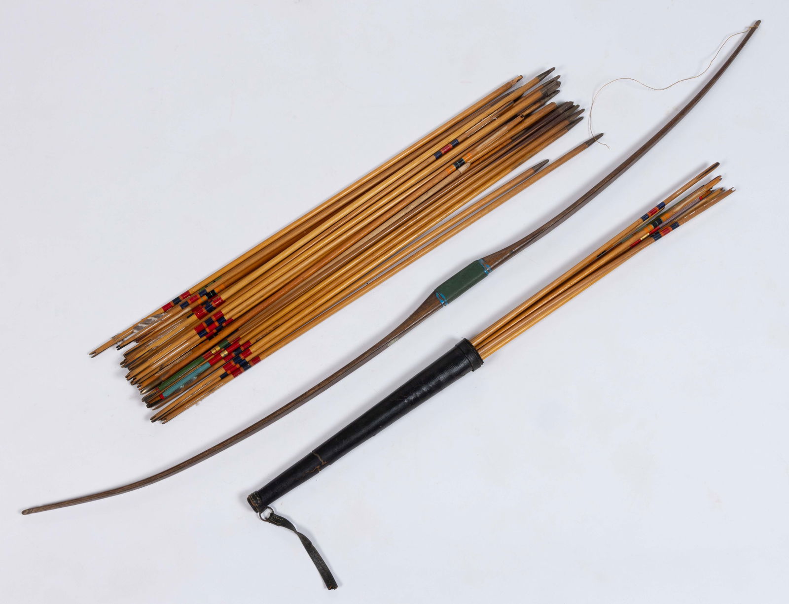 JULIA MCDONALD DAVIS OWNED WOODEN BOW AND ARROWS, UNCOUNTED LOT: JULIA MCDONALD DAVIS OWNED WOODEN BOW AND ARROWS, UNCOUNTED LOT, comprising a labeled Phalin, Columbia, MO bow, a group of arrows stamped "Made in England", and a leather quiver. Circa 1940. 48" LOA.