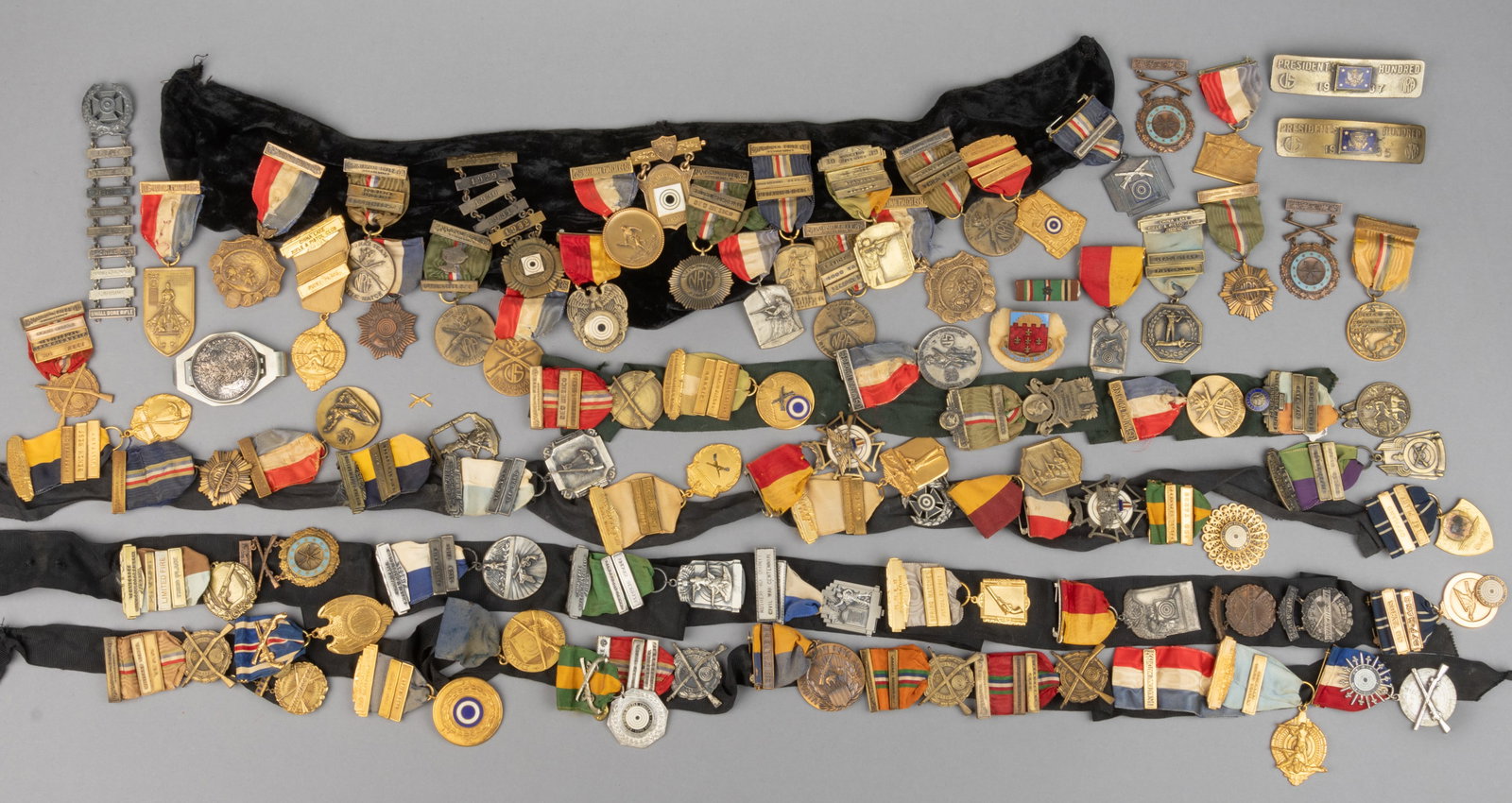 VINTAGE RIFLEMAN / SHOOTING MEDALS AND BADGES, UNCOUNTED LOT: VINTAGE RIFLEMAN / SHOOTING MEDALS AND BADGES, UNCOUNTED LOT, more than 50 pieces, most date from the 1930s and 1950s, including at least eight pieces marked for sterling fineness, many marked as bron