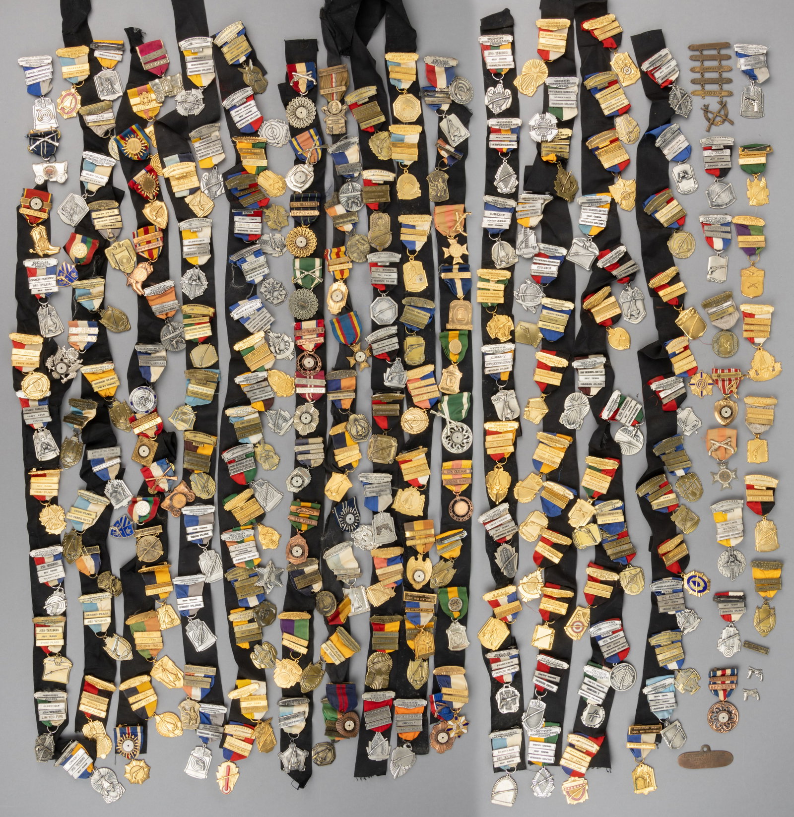 VINTAGE RIFLEMAN / SHOOTING MEDALS AND BADGES, UNCOUNTED LOT: VINTAGE RIFLEMAN / SHOOTING MEDALS AND BADGES, UNCOUNTED LOT, more than 100 pieces, most date from the 1950s and 1960s, presented by organizations including NRA and various gun and rifle clu