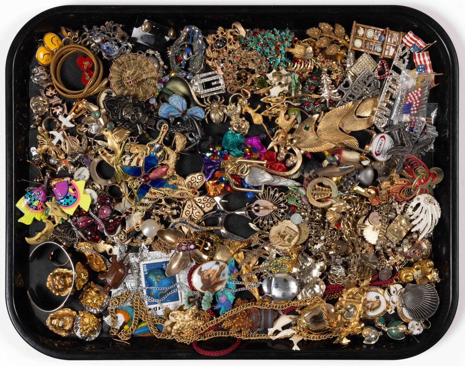 VINTAGE / CONTEMPORARY ANIMAL AND OTHER FIGURAL COSTUME JEWELRY, UNCOUNTED LOT: VINTAGE / CONTEMPORARY ANIMAL AND OTHER FIGURAL COSTUME JEWELRY, UNCOUNTED LOT, more than 60 pieces, including brooches, necklaces, earrings, and bracelets, animals featuring lions, birds, snakes