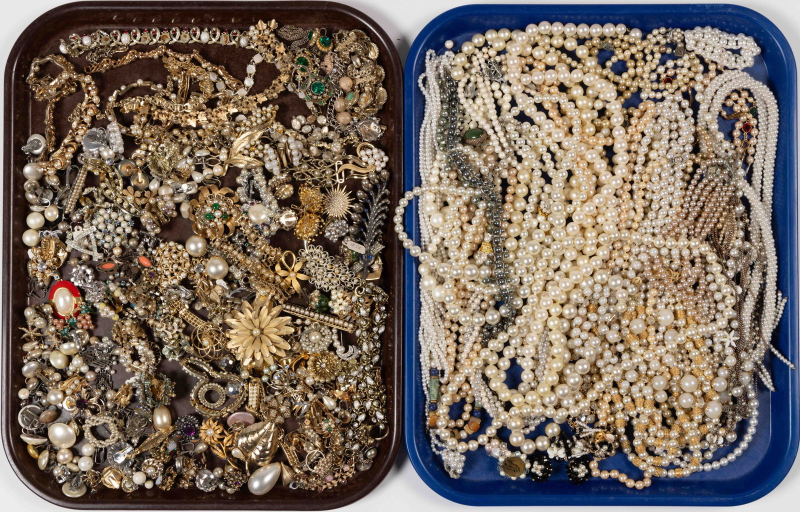 VINTAGE / CONTEMPORARY FAUX PEARL AND OTHER COSTUME JEWELRY, UNCOUNTED LOT (1 of 3)