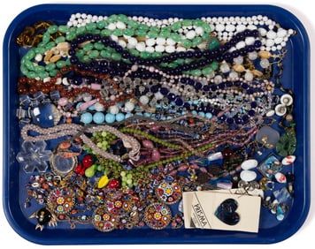 VINTAGE / CONTEMPORARY GLASS AND OTHER COSTUME JEWELRY, UNCOUNTED LOT