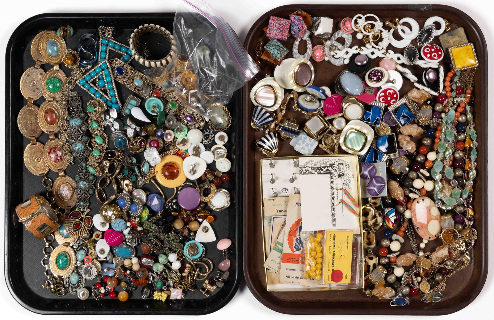 VINTAGE / CONTEMPORARY COSTUME JEWELRY, UNCOUNTED LOT: VINTAGE / CONTEMPORARY COSTUME JEWELRY, UNCOUNTED LOT, more than 75 pieces, featuring plastic and other materials, including necklaces, bracelets, earrings, and a belt. 20th/21st century. Various size