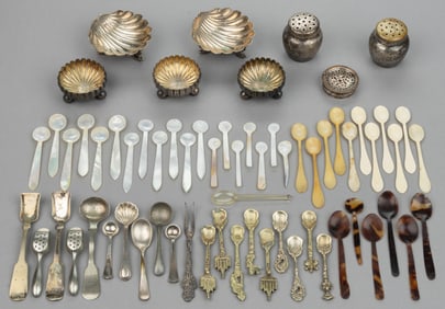 ASSORTED SILVER-PLATED AND OTHER SALT SPOONS AND ARTICLES, UNCOUNTED LOT