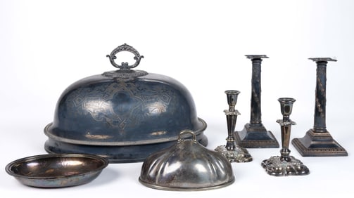 AMERICAN AND ENGLISH SILVER-PLATED CANDLESTICKS AND OTHER ARTICLES, LOT OF SEVEN