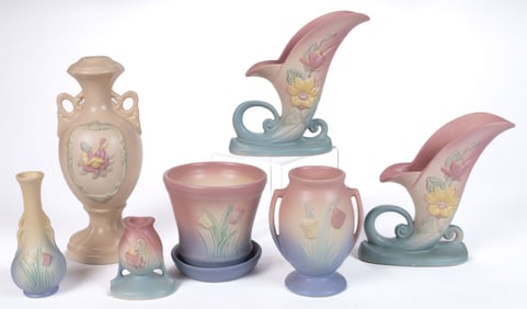 AMERICAN HULL ART POTTERY FLORAL MOTIF ARTICLES, LOT OF SEVEN