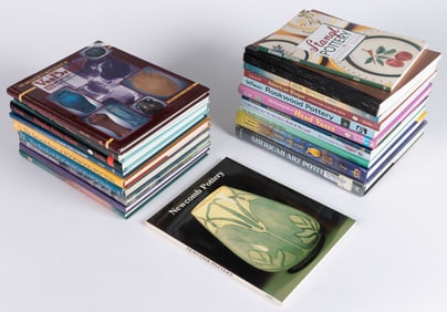 ASSORTED AMERICAN ART POTTERY REFERENCE VOLUMES, LOT OF 22