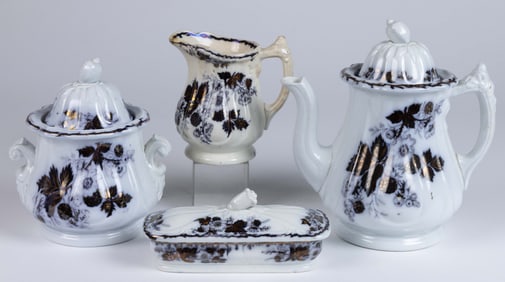 ENGLISH MULBERRY IRONSTONE BERRY MOTIF ARTICLES, LOT OF FOUR