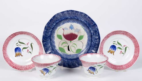 BRITISH SPATTERWARE TULIP MOTIF CERAMIC TEA AND TABLE ARTICLES, LOT OF FIVE