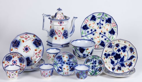 BRITISH GAUDY WELSH IRONSTONE STRAWBERRY MOTIF ARTICLES, LOT OF 15