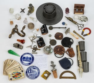 ASSORTED DESK ACCESSORIES AND SMALL DOMESTIC ARTICLES, LARGE UNCOUNTED LOT