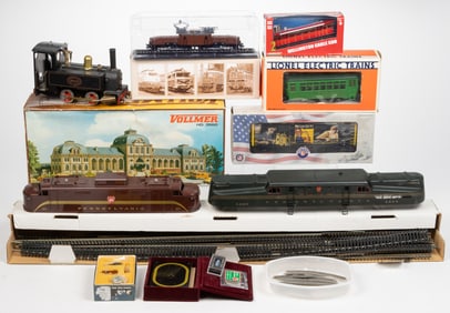ASSORTED SCALES MODEL RAILROAD LOCOMOTIVES, CARS, AND ACCESSORIES, UNCOUNTED LOT