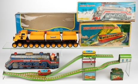 ASSORTED WIND-UP AND BATTERY-OPERATED TOYS, LOT OF FOUR