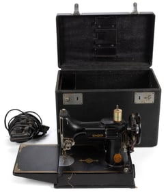 SINGER MODEL NO. 221 / FEATHERWEIGHT PORTABLE TABLE-TOP ELECTRIC SEWING MACHINE