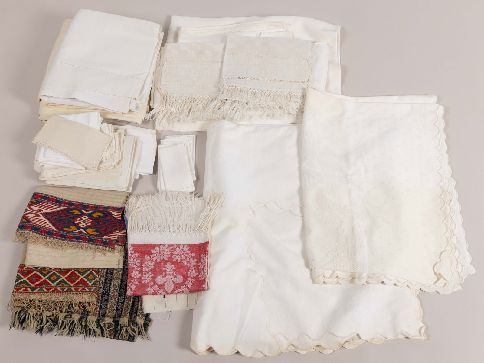 ANTIQUE / VINTAGE TABLE LINENS AND OTHER TEXTILE ARTICLES, UNCOUNTED LOT (1 of 1)