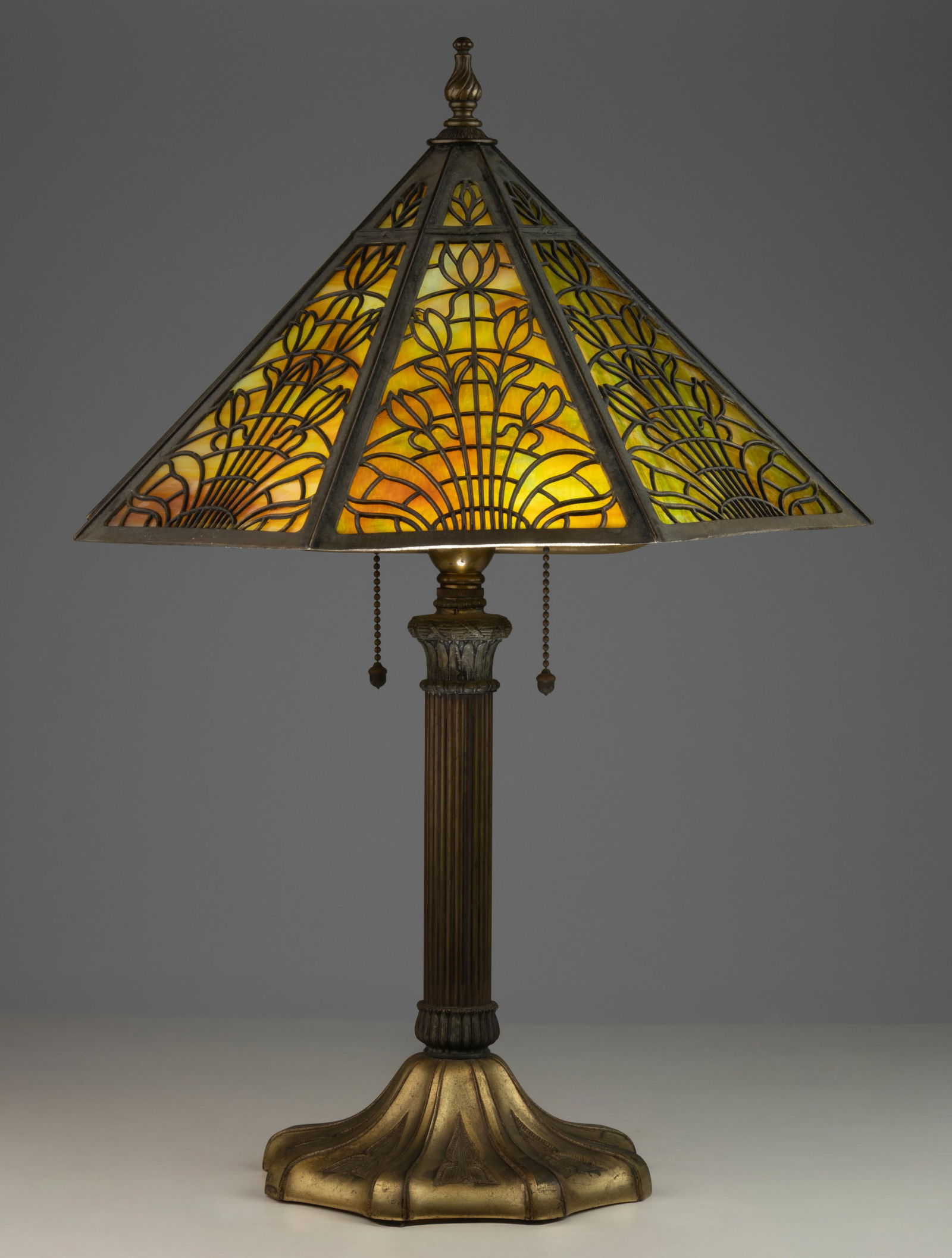 VINTAGE ARTS AND CRAFTS BRASS OVERLAY AND SLAG GLASS ELECTRIC TABLE LAMP (1 of 8)