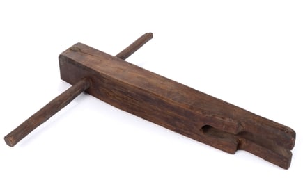 VALLEY OF VIRGINIA CARVED WOODEN ROPE BED STRAINING WRENCH / BED KEY