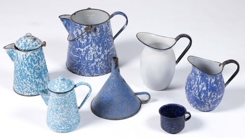 ASSORTED ENAMELWARE / GRANITEWARE DOMESTIC ARTICLES, LOT OF SEVEN