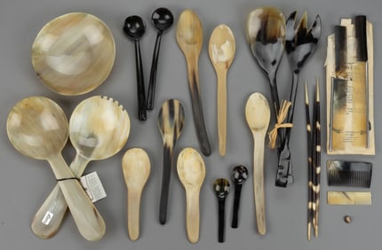 ASSORTED CARVED HORN SPOONS AND OTHER ARTICLES, UNCOUNTED LOT