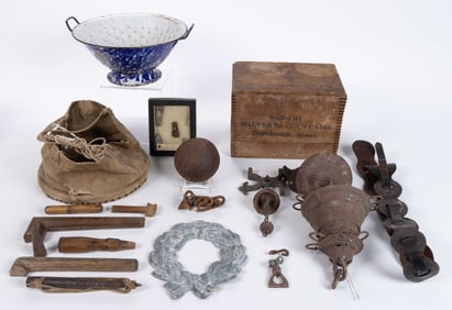 ASSORTED VINTAGE AND ANTIQUE DOMESTIC ACCESSORIES, UNCOUNTED LOT