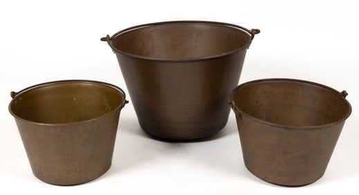 AMERICAN BRASS KETTLE MANUFACTURERS GRADUATED SET OF SPUN BRASS KETTLES, LOT OF THREE