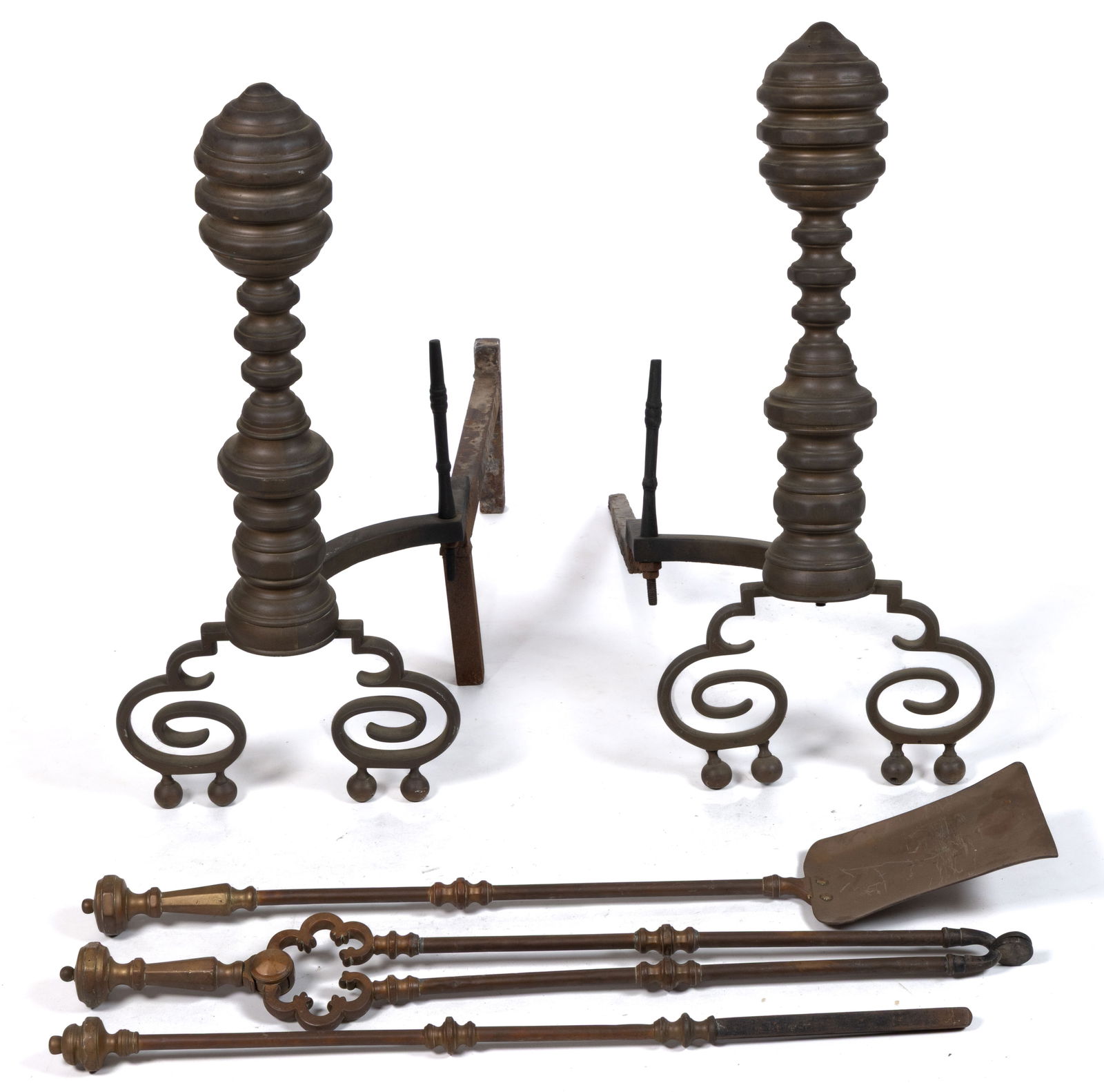 AMERICAN FEDERAL-STYLE BRASS ANDIRONS AND FIREPLACE TOOLS, LOT OF FIVE (1 of 4)