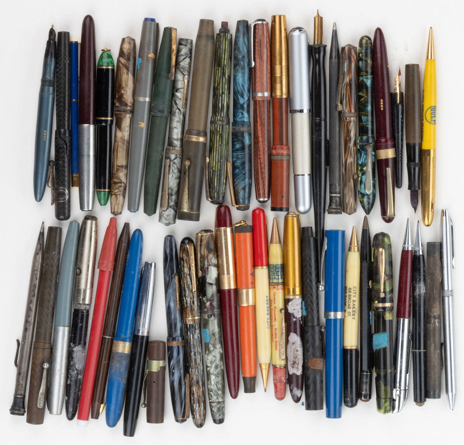 ANTIQUE / VINTAGE FOUNTAIN AND OTHER PENS, LARGE UNCOUNTED LOT: ANTIQUE / VINTAGE FOUNTAIN AND OTHER PENS, LARGE UNCOUNTED LOT, a wide variety of celluloid / Bakelite and other plastic bodied pens with many having 14k gold nibs, makers including Waterman's, Ve