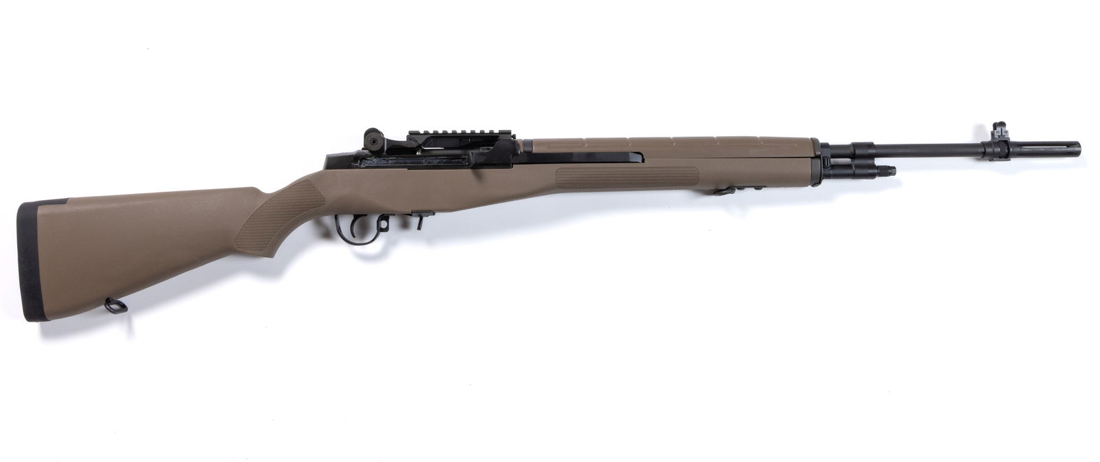 SPRINGFIELD ARMORY M1A STANDARD ISSUE SEMI-AUTOMATIC RIFLE: SPRINGFIELD ARMORY M1A STANDARD ISSUE SEMI-AUTOMATIC RIFLE, .308 gauge, carbon steel barrel with flash suppressor, Desert FDE composite stock with recoil pad, having front and rear sight with A.R
