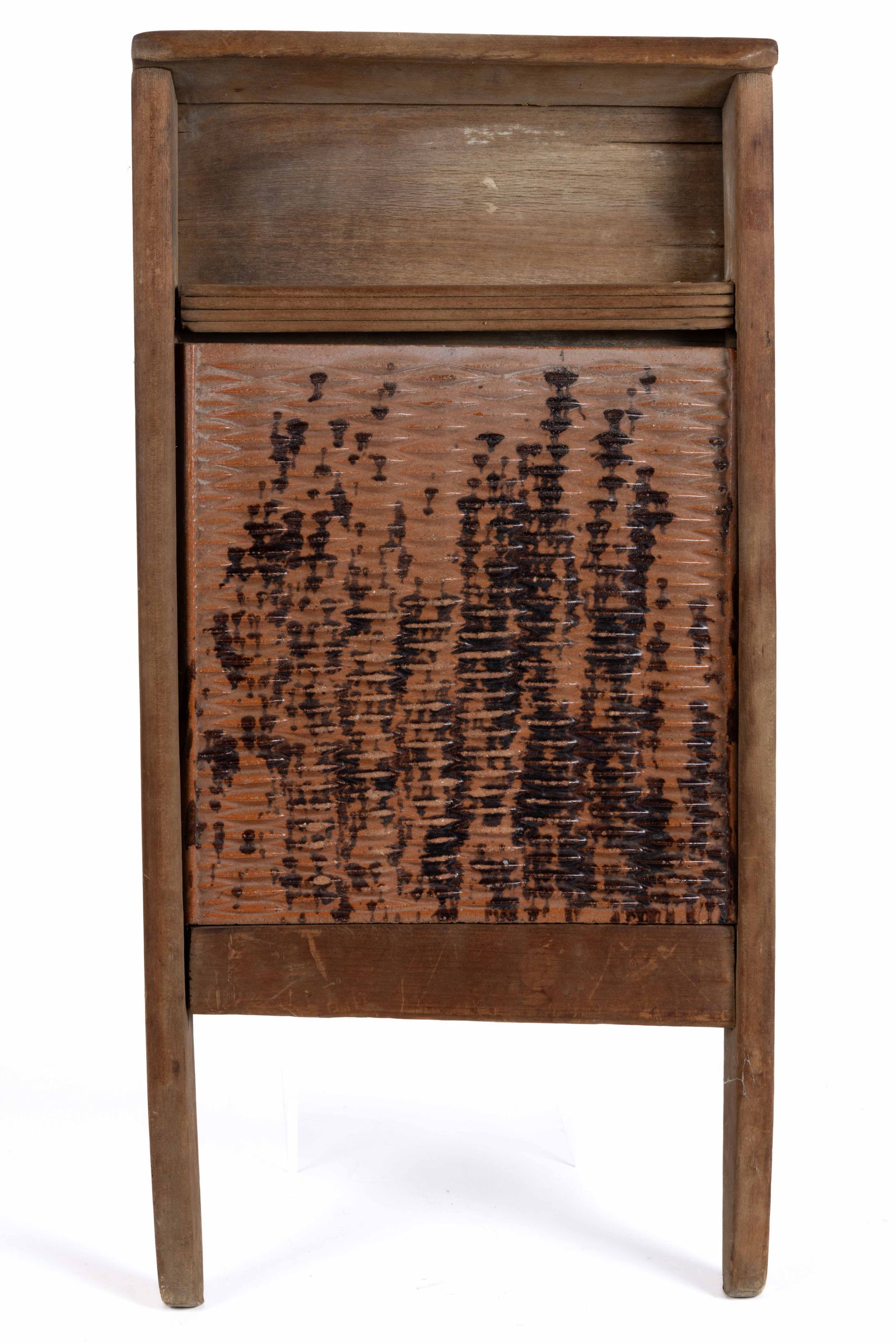 AMERICAN EARTHENWARE / REDWARE POTTERY WASHBOARD: AMERICAN EARTHENWARE / REDWARE POTTERY WASHBOARD, red clay with Rockingham-style mottled manganese- and lead-glazed surface, the square insert having molded ridged texture across the front a