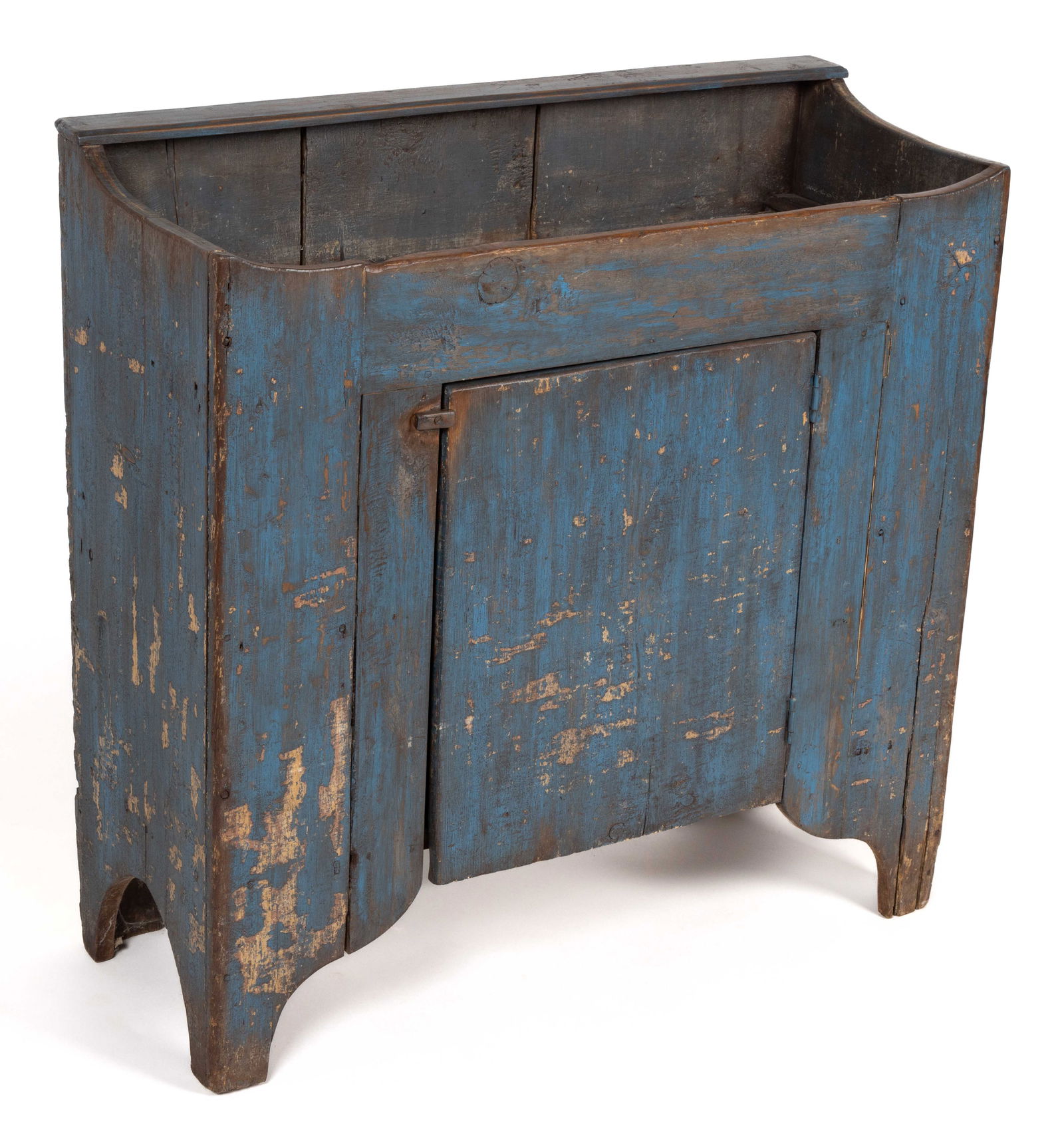 MID-ATLANTIC PAINTED POPLAR DRY SINK: MID-ATLANTIC PAINTED POPLAR DRY SINK, the shallow rectangular top over a well, a hinged cabinet door which conceals a single fixed shelf, the whole raised on cut-out feet which issue from the stile. R