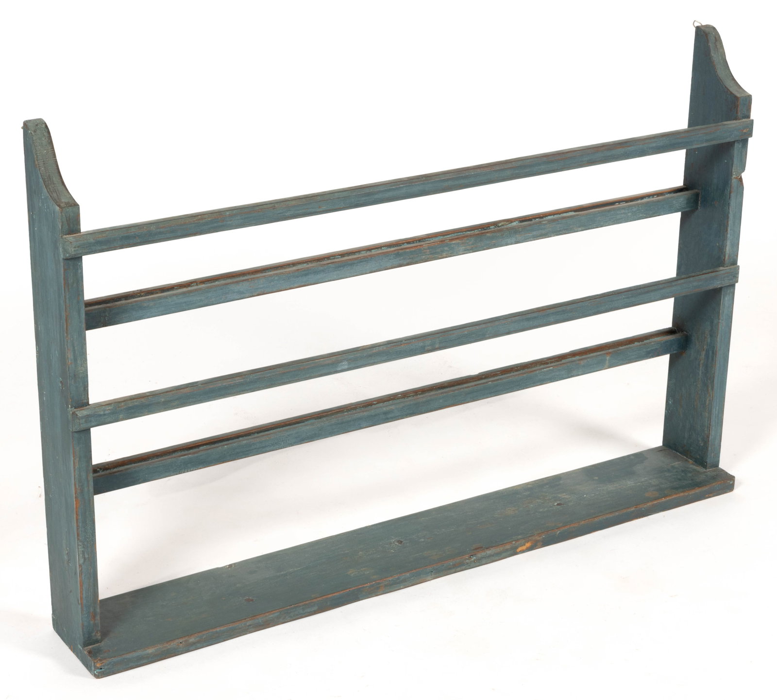 MID-ATLANTIC PAINTED YELLOW PINE HANGING SHELF: MID-ATLANTIC PAINTED YELLOW PINE HANGING SHELF, featuring two narrow plate shelves with a groove with an associated plate rail in front of each, all flanked by solid ends which are dovetailed into the