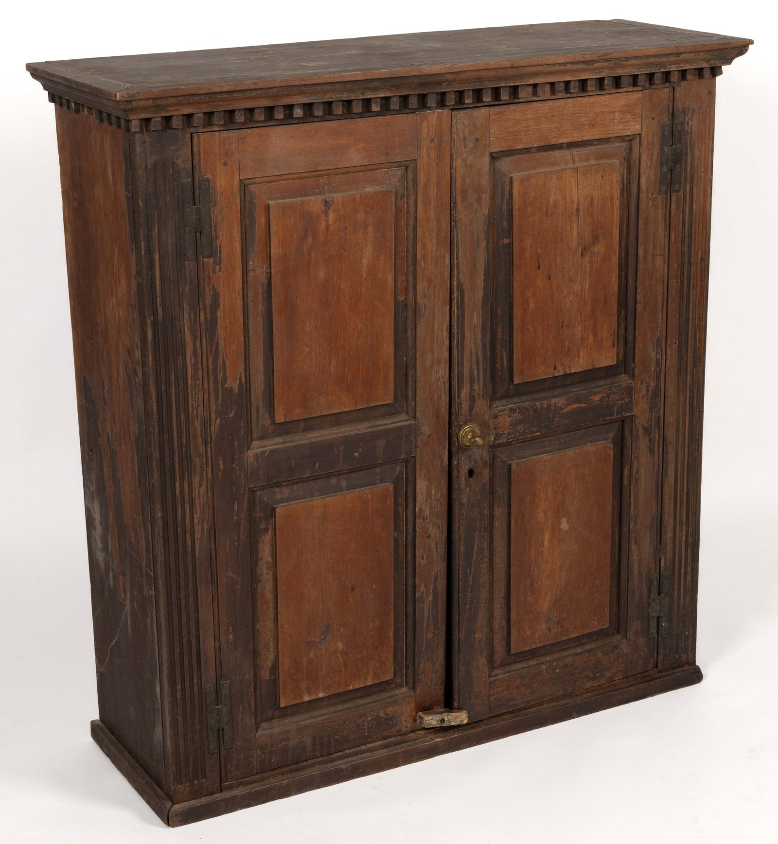 AMERICAN FEDERAL WALNUT BOOKCASE / PRESS TOP: AMERICAN FEDERAL WALNUT BOOKCASE / PRESS TOP, the rectangular top with an applied dental molding below above two raised-panel doors which open to reveal three fixed shelves, the whole flanked by reede